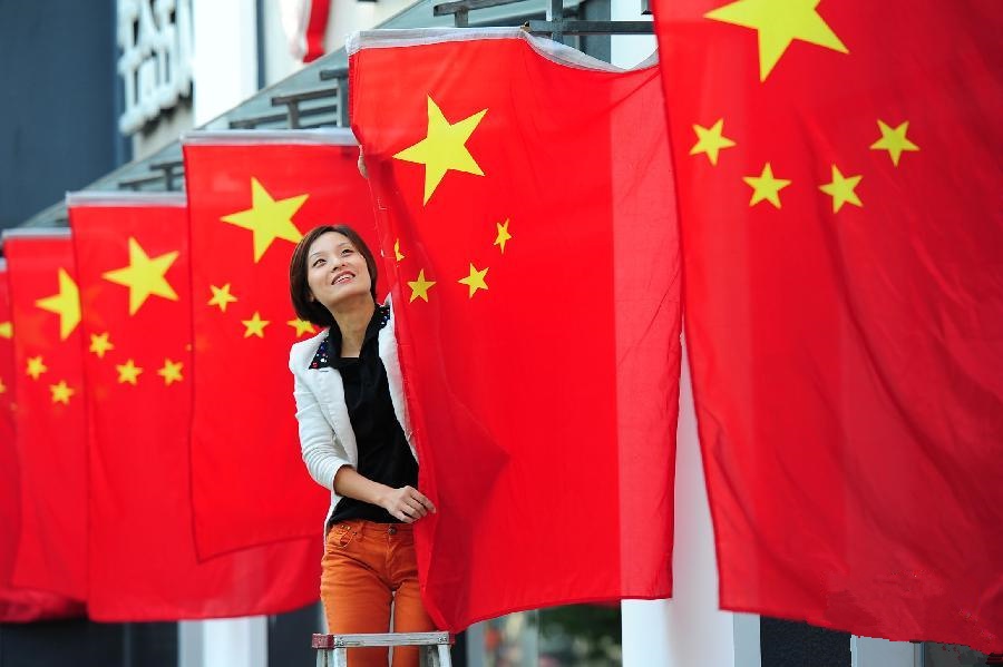 Китайская со. Флаг Китая. Китай люди с флагом. Китаянка с флагом. Человек с флажком Китая.